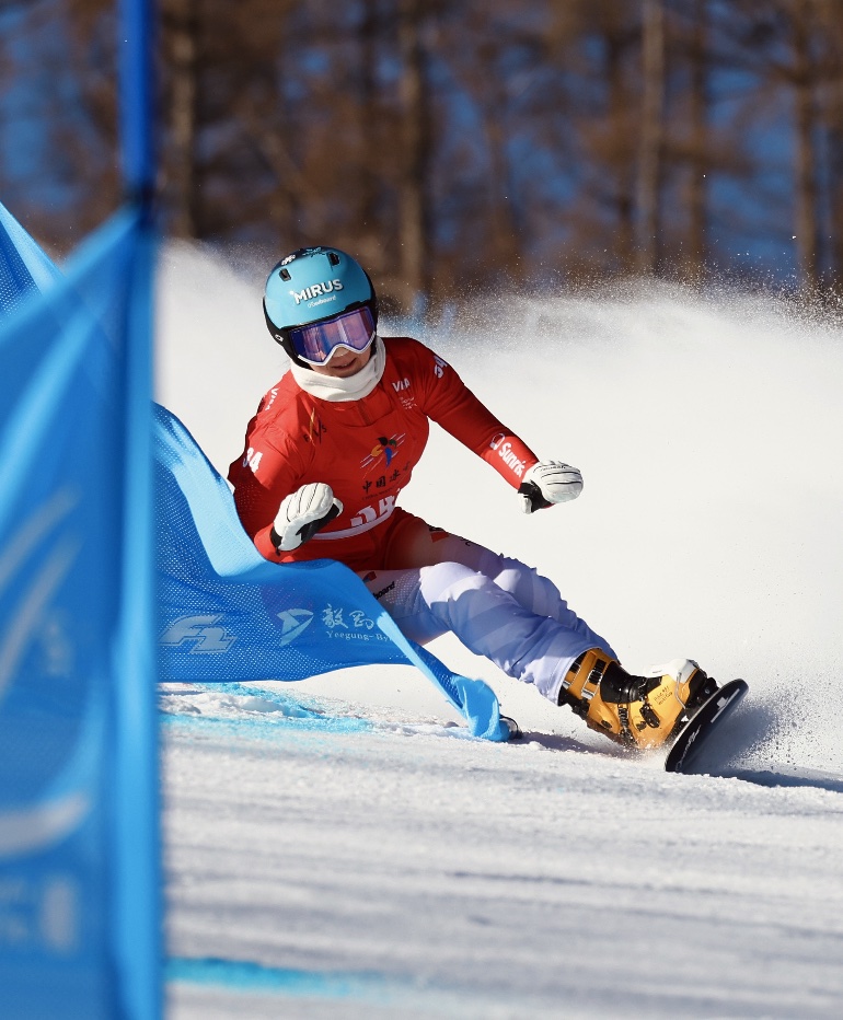 Snowboarderin Flurina Baetschi in voller Konzentration im Slalom-Kurs
